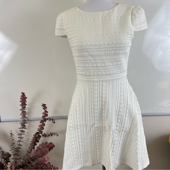 ๐Host Pick๐ Alice + Olivia White Embossed Print Cap Sleeve Skater Dress 4 $295 - Picture 3 of 11
